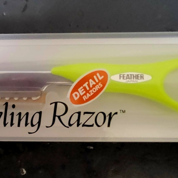 Feather Detail Styling Razor - Picture 6 of 6